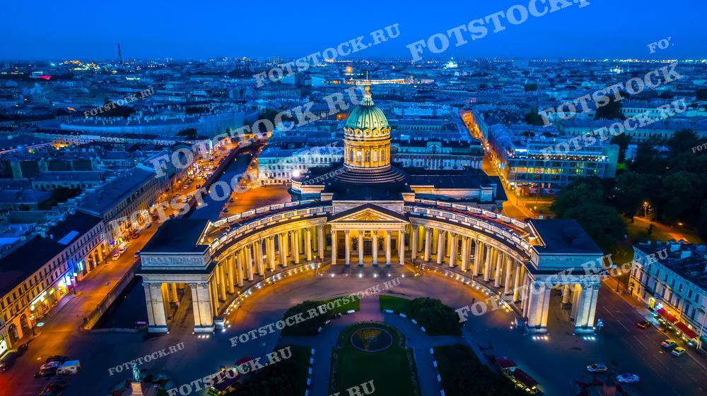 На фотографии изображен Казанский собор в Санкт-Петербурге в ночное время. Его полуциркульные колоннады и монументальный купол выделяются среди городского ночного освещения. Этот снимок может быть использован для публикаций о религиозной архитектуре, в туристических брошюрах или как изображение для оформления пространств, связанных с русской культурой и историей.